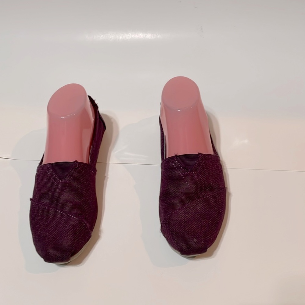 Women’s Classic Burgundy Slip On Toms Canvas Shoes. Size 6 1/2